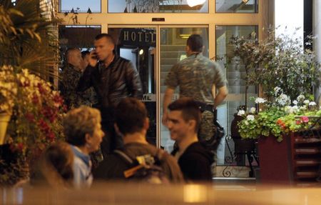 © Reuters. Polícia protege a entrada de hotel isolado em Skopje, capital da Macedônia, após caso suspeito de Ebola