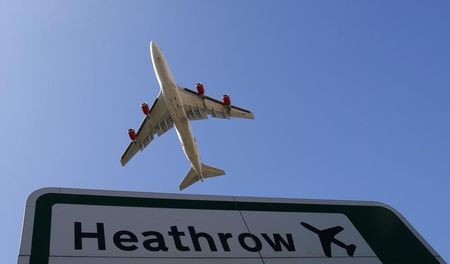 © Reuters. Avião decola do aeroporto de Heathrow