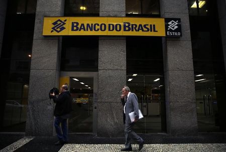 © Reuters. Homem passa na frente de agência do Banco do Brasil no Rio de Janeiro.