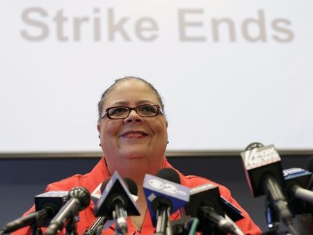 © Reuters. Chicago Teachers Union President Lewis smiles during a news conference in Chicago