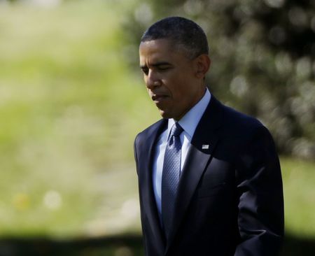 © Reuters. United States President Barack Obama departs the White House, en route to California, in Washington