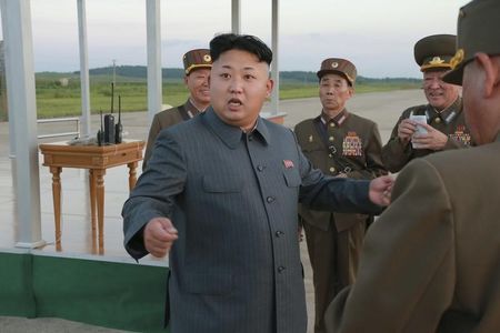 © Reuters. مصدر:زعيم كوريا الشمالية مصاب في الساق لكنه يسيطر على شؤون البلاد