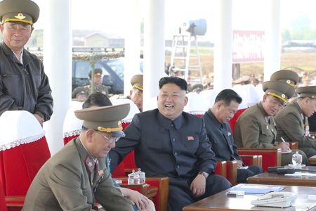 © Reuters. El líder norcoreano Kim Jong Un sigue a cargo del Gobierno - fuente 