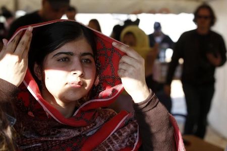 © Reuters. La adolescente Malala y el activista indio Satyarthi, Premio Nobel de la Paz