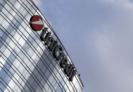 © Reuters. Il logo Unicredit nella della banca a Milano