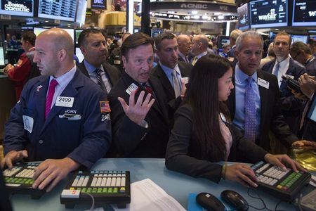 © Reuters. Traders work on the floor of the New York Stock Exchange