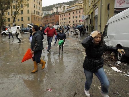 © Reuters. Un'immagine di Genova del 2011 quando venne colpita da un'alluvione