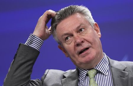 © Reuters. European Trade Commissioner De Gucht speaks during a news conference in Brussels