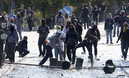 © Reuters. مقتل 10 مع تصاعد وتيرة العنف في جنوب شرق تركيا