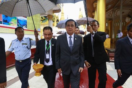 © Reuters. Thailand's Prime Minister Prayuth Chan-ocha tours the grounds of Shwedagon Pagoda during his official visit to Myanmar, in Yangon