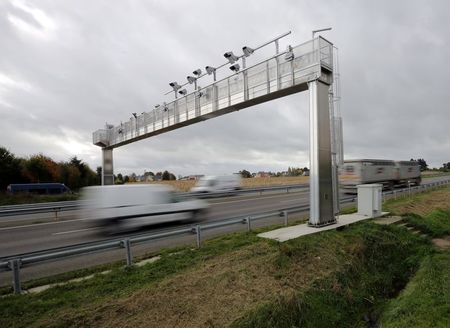 © Reuters. UN COÛT POLITIQUE ET ÉCONOMIQUE NON NÉGLIGEABLE POUR L'ABANDON DE L'ÉCOTAXE