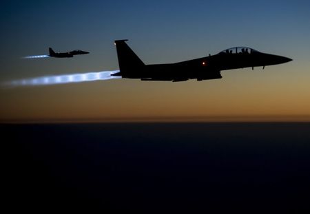 © Reuters. حقائق-341 غارة جوية لأمريكا وحلفائها في العراق وسوريا