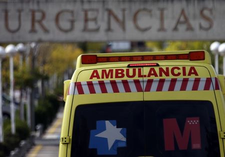 © Reuters. Ambulância ao entrar na emergência do hospital Alcorcon, nos arredores de Madri