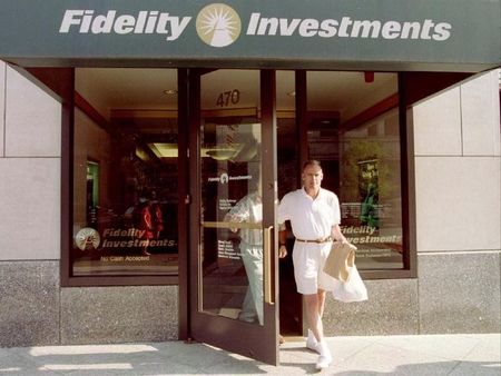 © Reuters. CUSTOMERS LEAVE FIDELITY INVESTMENTS OFFICE IN BOSTON