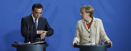 © Reuters. German Chancellor Merkel and China's Premier Li address news conference following talks in Berlin