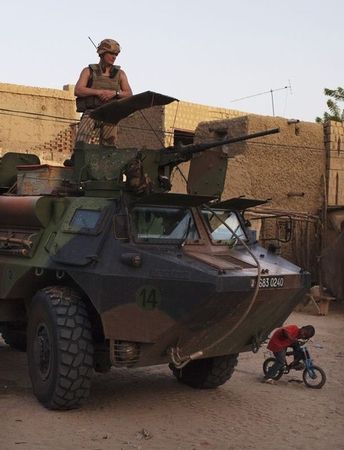 © Reuters. قوات فرنسية تشن غارة في النيجر على قافلة للقاعدة
