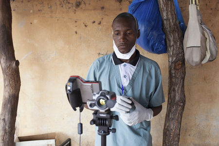 © Reuters. Sanitarios de Mali reciben una vacuna experimental contra el ébola 