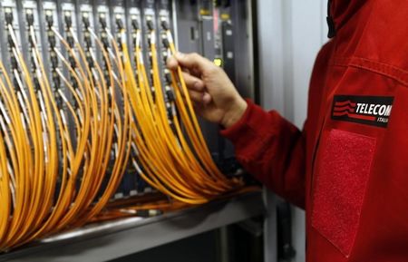 © Reuters. A Telecom Italia technical office personnel works with optical fibre in a telephone exchange in Rome
