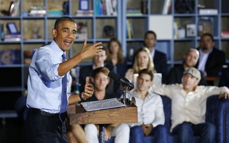 © Reuters. U.S. President Barack Obama speaks during a visit to Cross Campus in Los Angeles