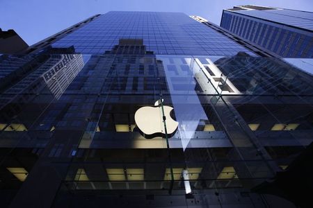 © Reuters. The Apple logo is lit on the first day of sale for the iPhone 6 and iPhone 6 Plus, in Sydney