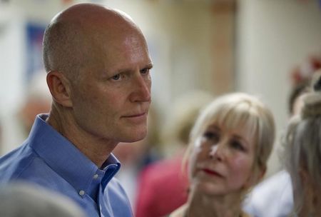 © Reuters. Scott meets supporters in Tampa