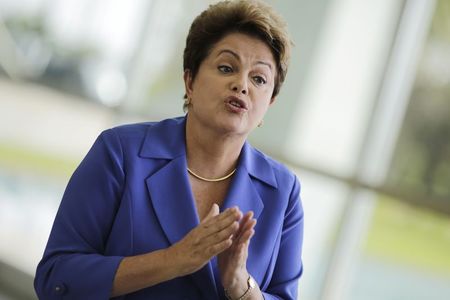 © Reuters. Presidente e candidata à reeleição, Dilma Rousseff (PT), em entrevista coletiva em Brasília