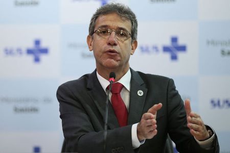 © Reuters. Ministro da Saúde Chioro concede entrevista sobre Ebola em Brasília