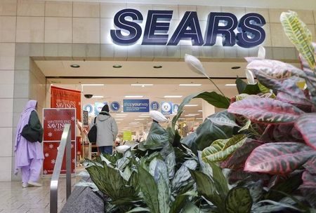 © Reuters. Customers walk into a Sears store at Fair Oaks Mall in Fairfax