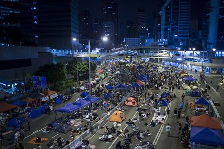 © Reuters. Protesters of the Occupy Central movement sleep in tents as pro-democracy protesters continue blocking areas around the government headquarters building in Hong Kong