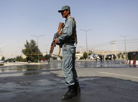 © Reuters. مقتل ضابط شرطة واصابة أربعة في هجوم انتحاري بمقر شرطة هلمند بافغانستان