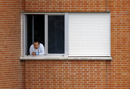 © Reuters. Otras tres personas ingresadas en Madrid por contacto de riesgo con el ébola  