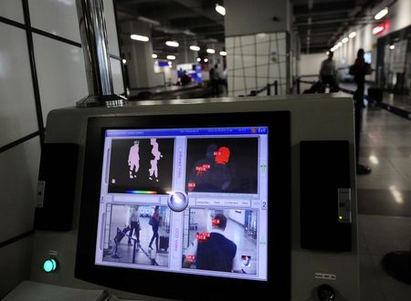 © Reuters. EEUU aplica controles más estrictos contra ébola en aeropuerto JFK 