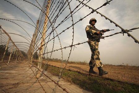 © Reuters. تجدد اطلاق النار على الحدود بين الهند وباكستان في كشمير