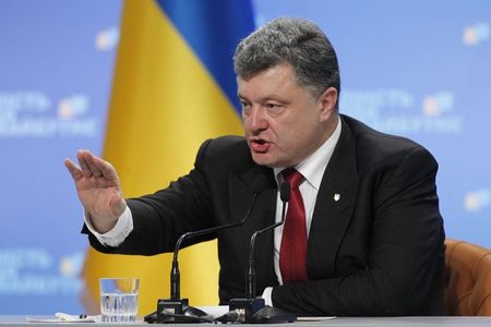 © Reuters. Ukraine's President Petro Poroshenko speaks to the media during a news conference in Kiev