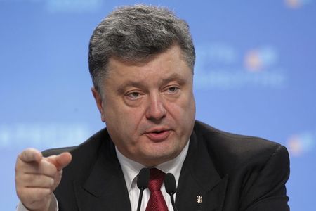 © Reuters. En la imagen de archivo, el presidente de Ucrania, Petro Poroshenko, habla en una conferencia de prensa en Kiev el 25 de septiembre del 2014