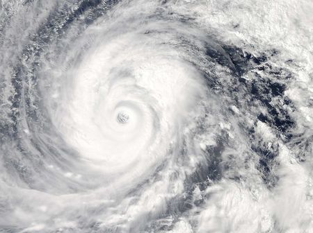 © Reuters. La imagen entregada por la NASA muestra al tifón Vongfong en el Océano Pacífico al aproximarse a las principales islas de Japón en su viaje al norte