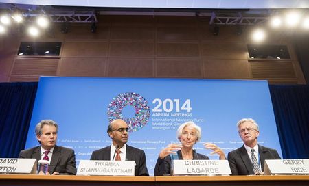 © Reuters. IMF officials speak during the IMFC news conference during the World Bank/IMF Annual Meeting in Washington