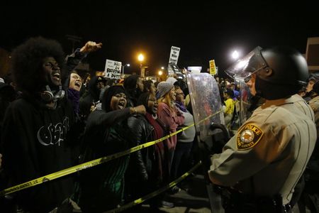 © Reuters. آلاف يخرجون في مسيرة في سانت لويس الأمريكية احتجاجا على عنف الشرطة