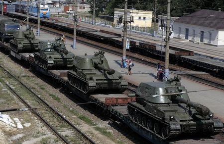 © Reuters. A freight car loaded with self-propelled howitzers is seen at a railway station in Kamensk-Shakhtinsky, Rostov region, near the border with Ukraine