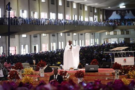 © Reuters. Bishop Oyedepo of Living Faith Church, also known as Winners' Chapel, conducts a service for worshippers in the church in Ota