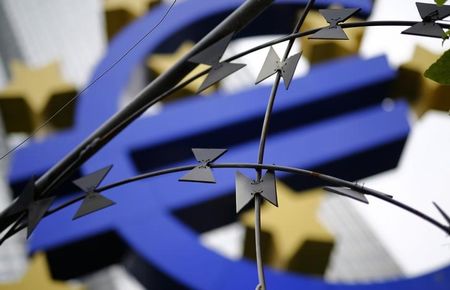 © Reuters. Protestors left some barbed wire in front of the euro sign landmark outside the headquarters of the ECB before its monthly news conference in Frankfurt