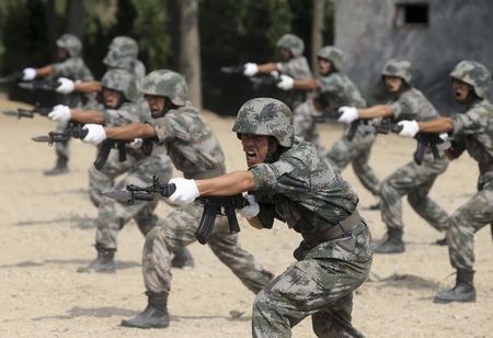 © Reuters. صحيفة رسمية: الجيش الصيني لا يحصل على تدريبات تمكنه من خوض حرب