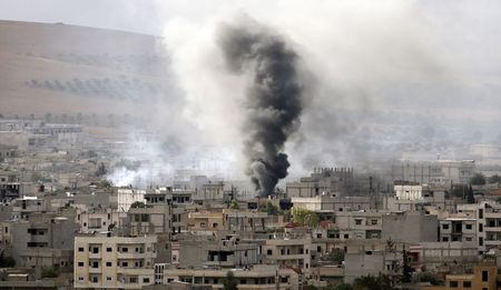 © Reuters. LES DÉFENSEURS KURDES DE KOBANI VEULENT PLUS DE RAIDS AÉRIENS