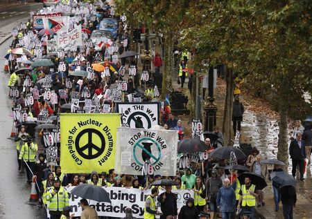 © Reuters. Demonstrators march through London to protest British air strikes against Islamic State in Iraq