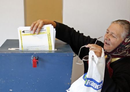 © Reuters. الناخبون البوسنيون المنقسمون يختارون ممثليهم دون أمل يذكر في التغيير