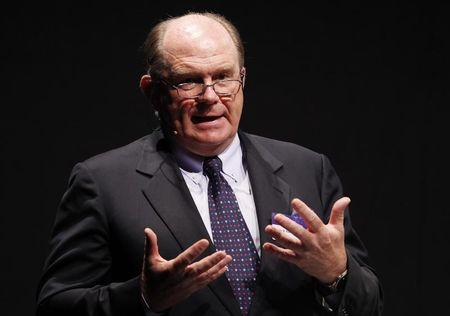 © Reuters. Chairman of Swiss Re Kielholz gestures during the Capital Market Forum in Zurich