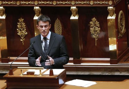 © Reuters. French Prime Minister Manuel Valls delivers a speech during a parliamentary debate on Iraq at the National Assembly in Paris