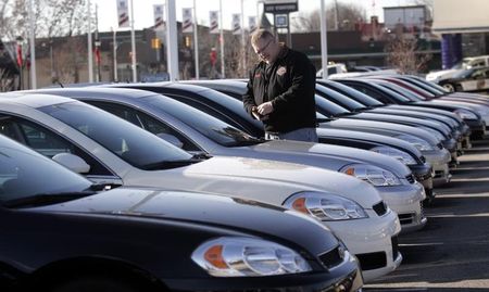 © Reuters. A potential customer looks at a 2009 Chevrolet Impala sedan at a car dealership in Dearborn, Michigan