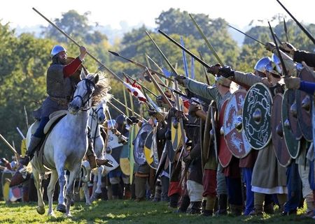 © Reuters. Historical re-enactors re-enact the Battle of Hastings on the original battlefield at Battle near Hastings in southern England