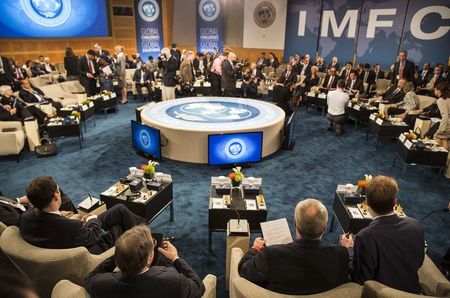 © Reuters. A general view shows the IMFC before their meeting at the World Bank/IMF annual meetings in Washington